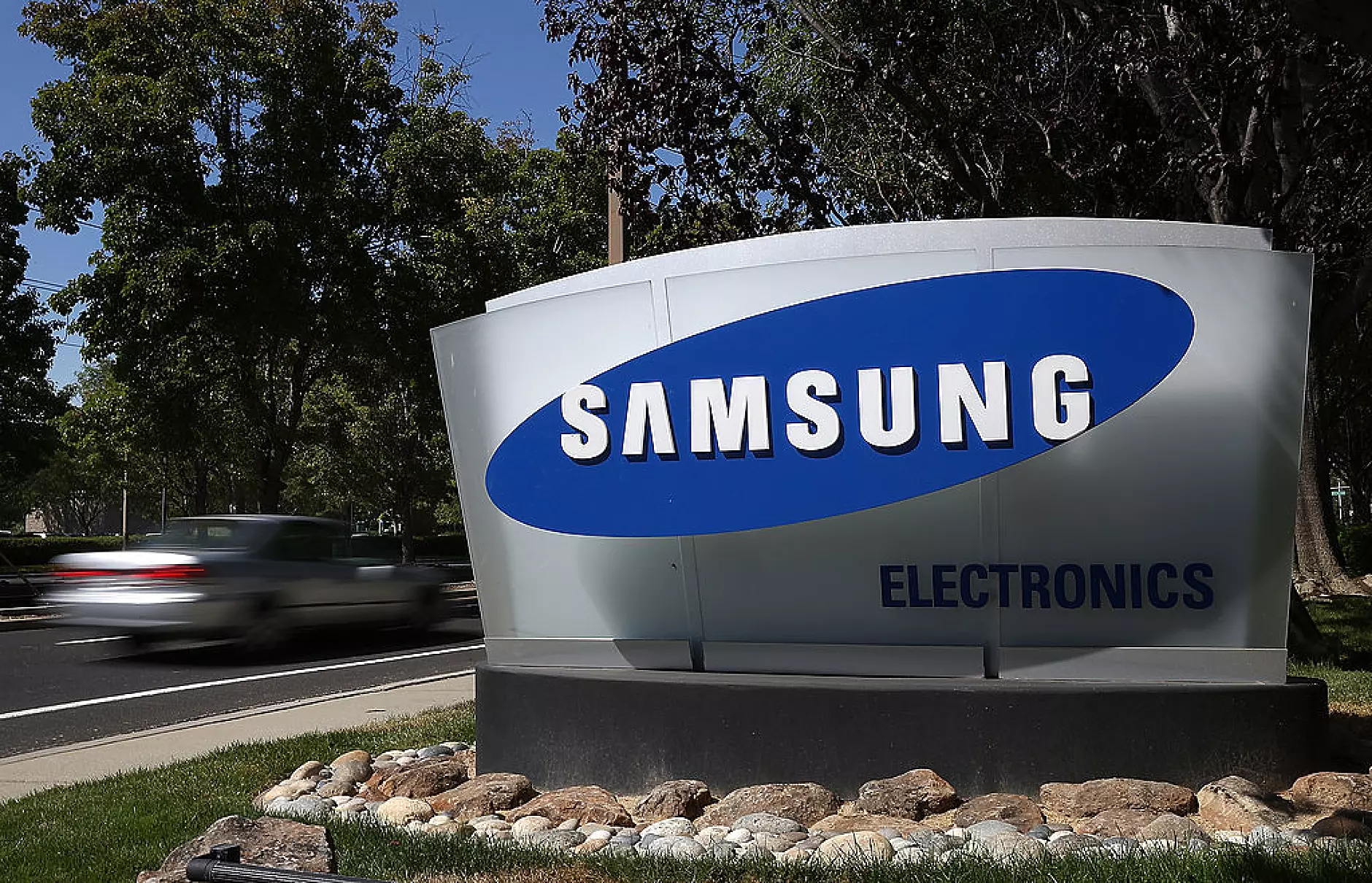 Тримесечната печалба на Samsung пада до 8-годишно дъно