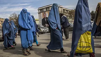 Талибаните разпоредиха жените от неправителствените организации да не ходят на работа
