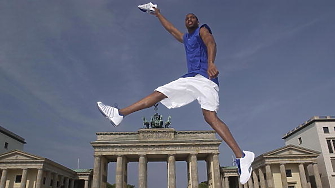 Германската спортна марка adidas представи еко кавър  на своя емблематичен