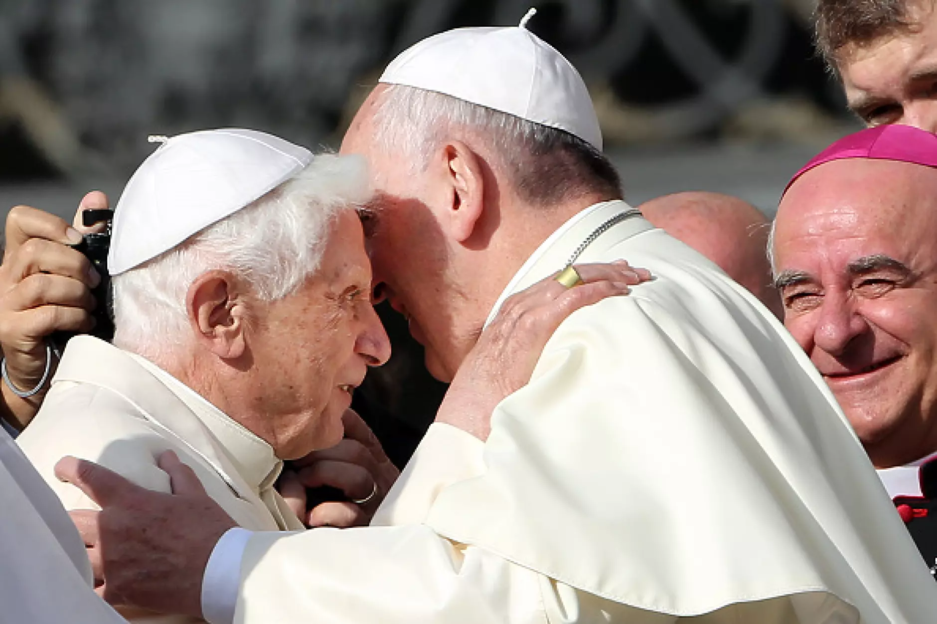 Папата: Нека се молим за Бенедикт XVI, той е много болен!