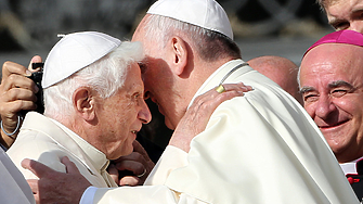 Папа Франциск изненадващо обяви че неговият предшественик 95 годишният папа Бенедикт
