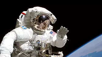 Астронавтите от САЩ  все пак излязоха в космоса от МКС  за да монтират слънчеви панели