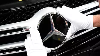 Mercedes изтегля 324 000 автомобила заради проблем с двигателя