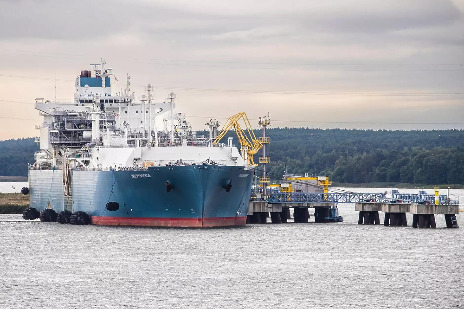 Плаващ терминал ще снабдява с газ Финландия и Естония