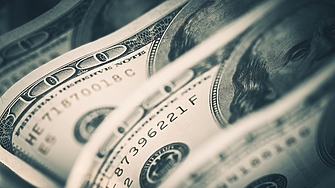 Стремглавият скок на щатския долар потъпка чуждестранните валути намали корпоративните