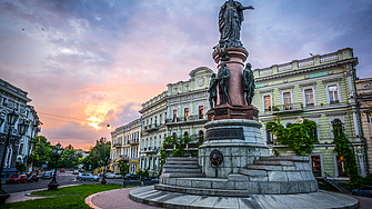 Работници започнаха демонтажа на паметника на руската императрица Екатерина II