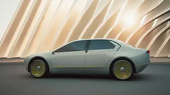 Автомобил хамелеон сменя цвета си в движение