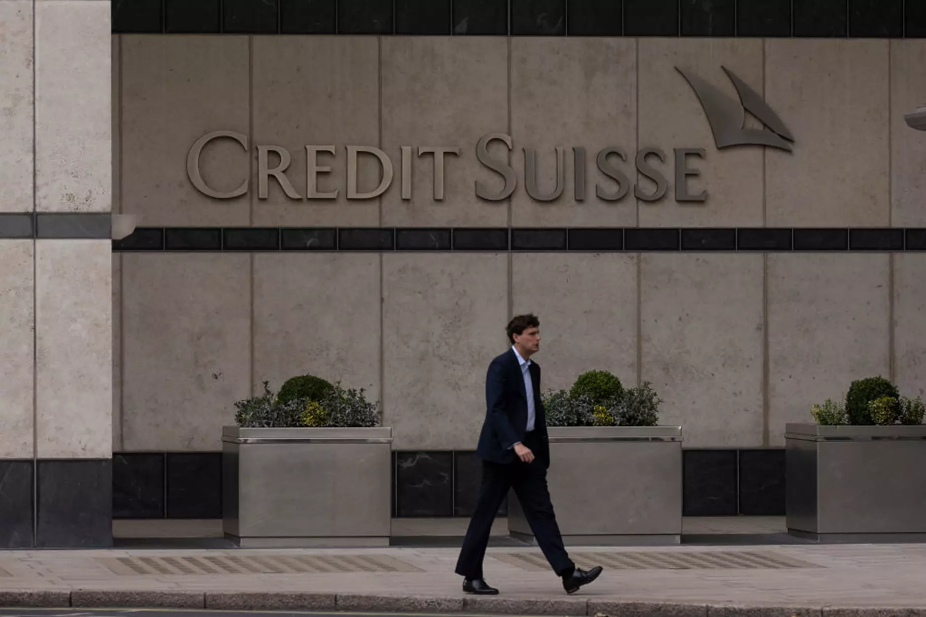 Credit Suisse обмисля свиване на годишните бонуси наполовина