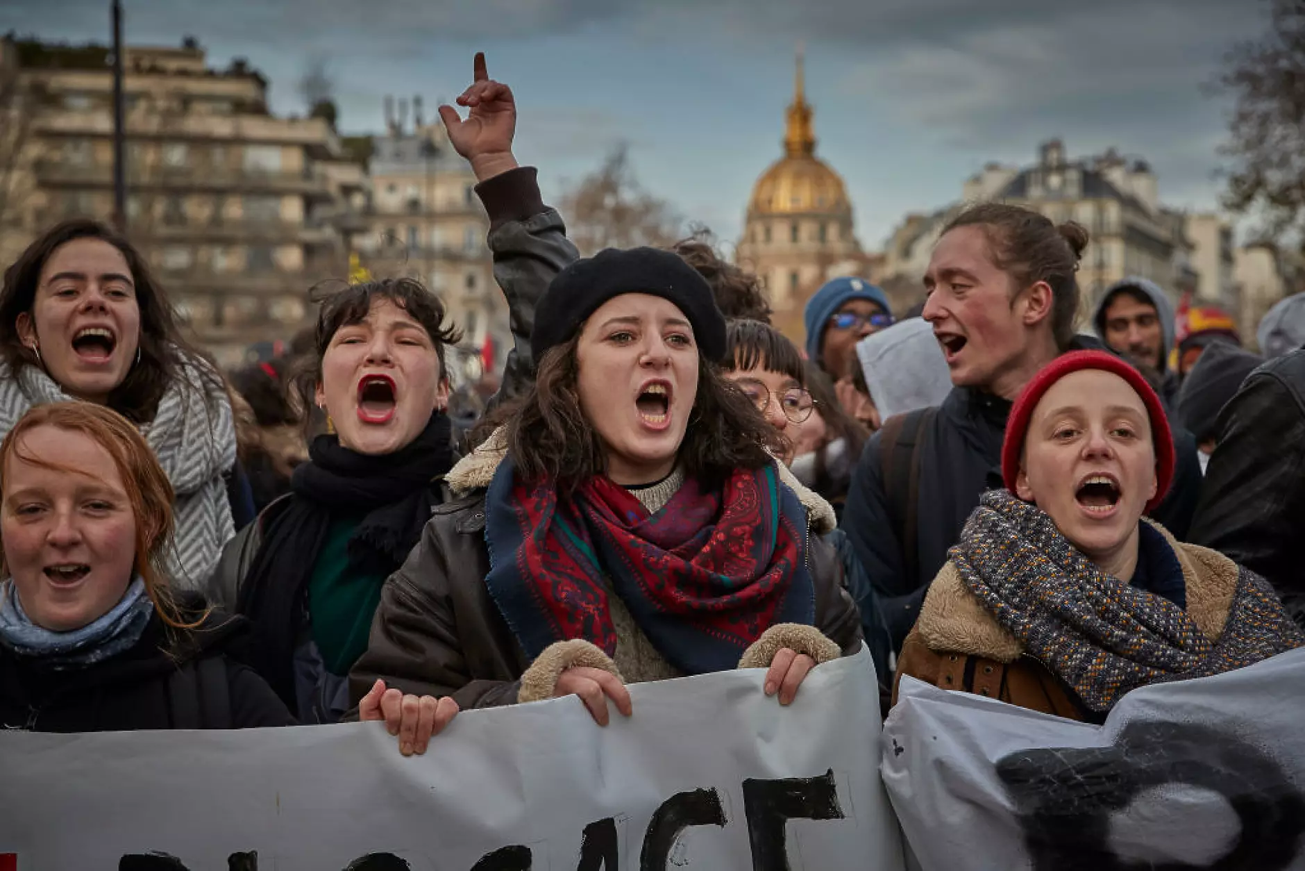 Париж представя пенсионната реформа на фона на заплахата от стачки
