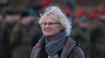 Министърът на отбраната на Германия Кристине Ламбрехт подаде оставка на