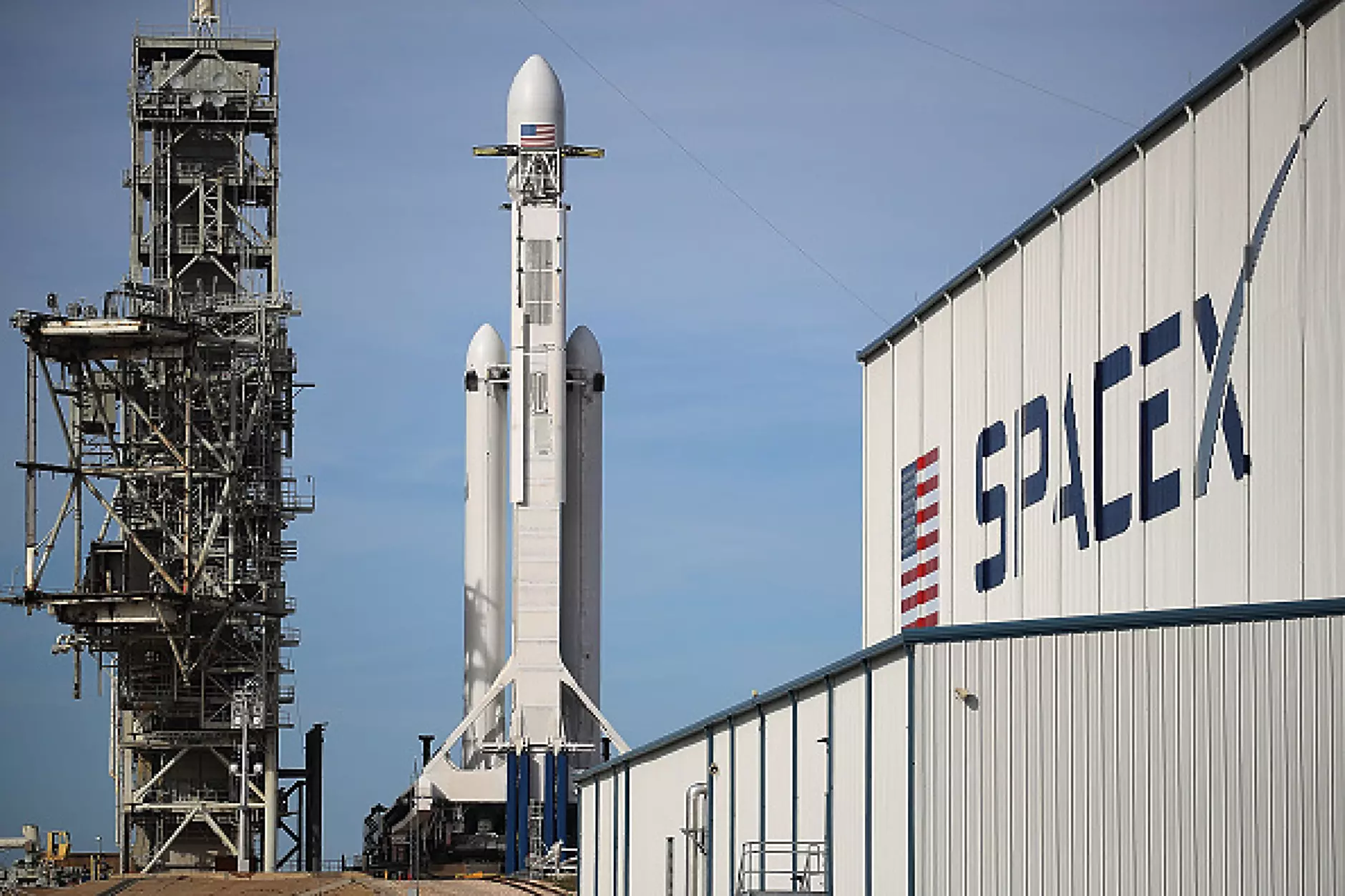 SpaceX изстреля свръхтежката ракета Falcon Heavy с таен военен товар