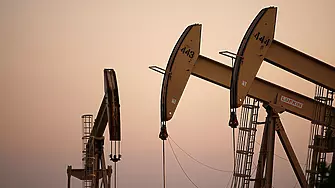 Петролът поевтиня, но остава близо до върховите нива за тази година