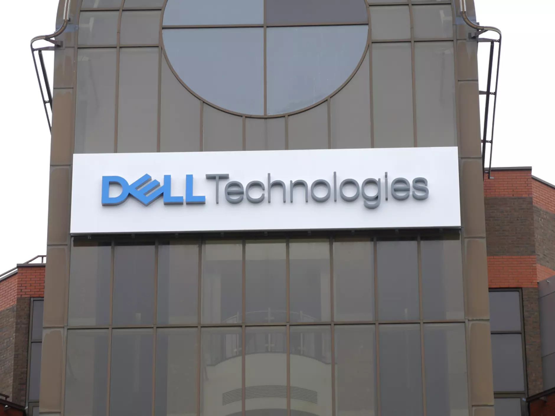 Dell Technologies спира да  използва чипове, произведени в  Китай