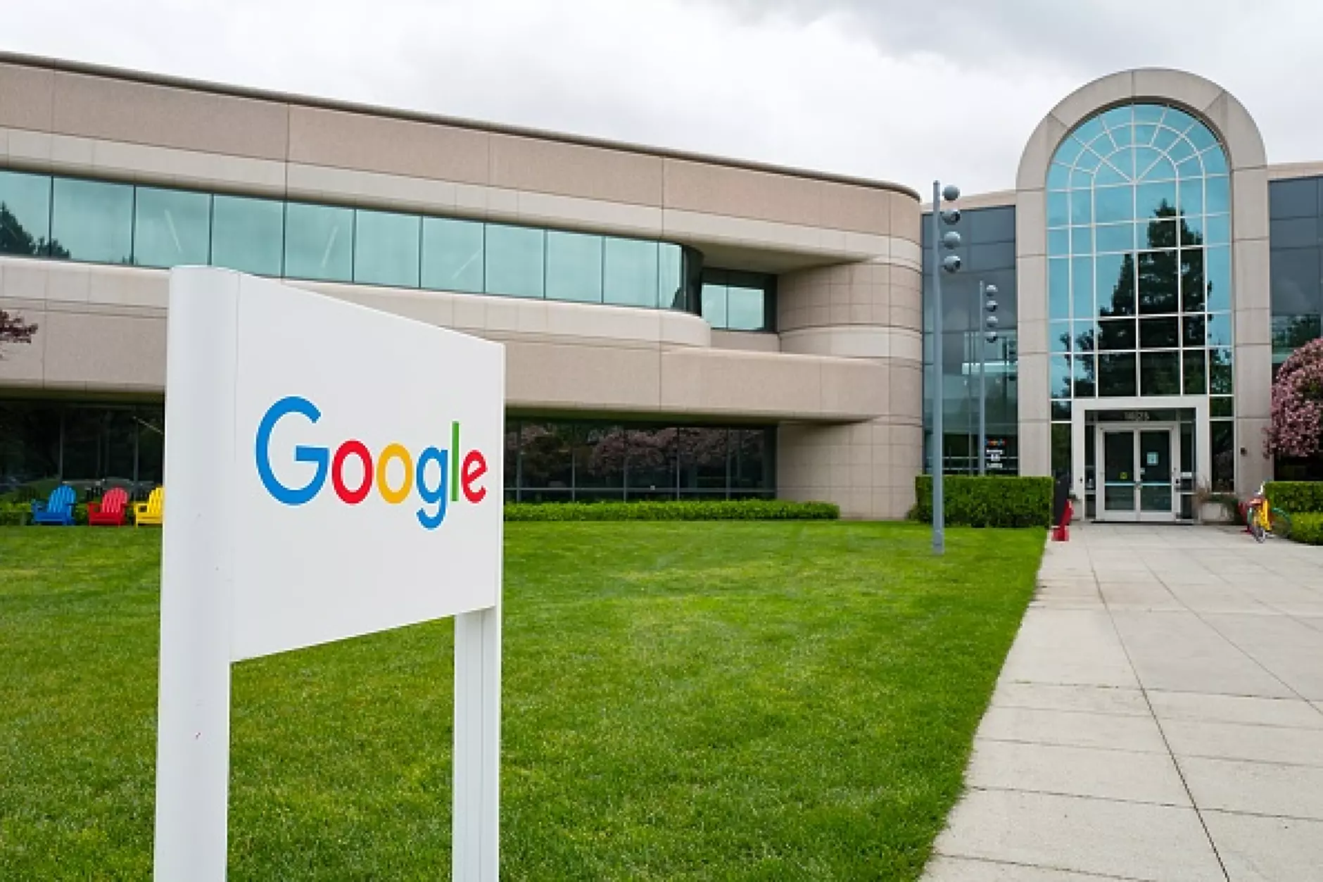 Google орязва бонусите на топ мениджърите си заради съкращения на разходите