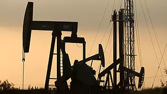 Лек спад на цените на петрола на фона на опасенията за забавяне на икономиката на САЩ