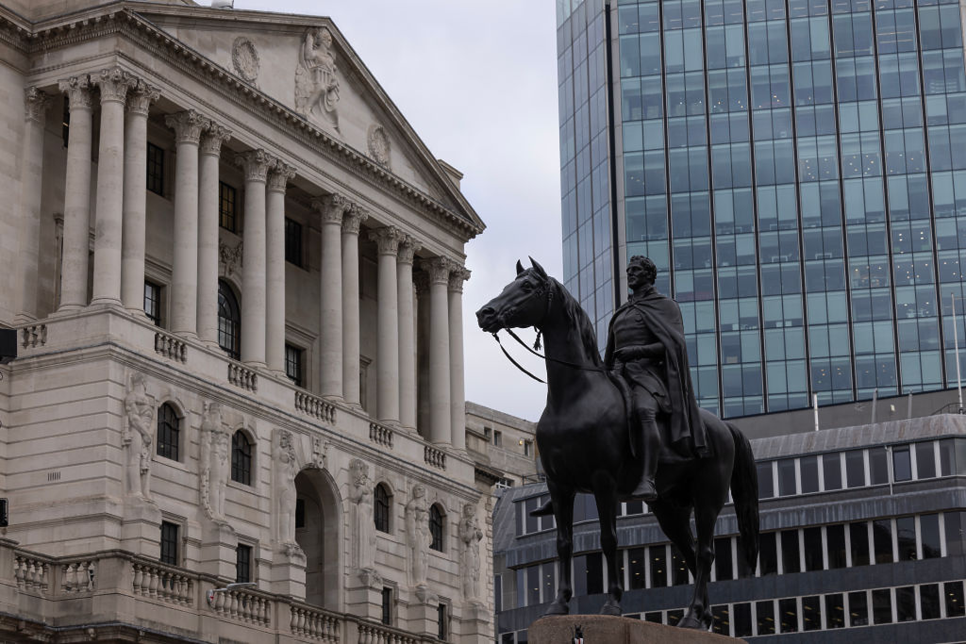 Английската централна банка отново вдигна лихвите, очаква „по-плитка рецесия