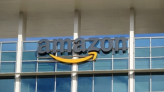 Работници на гиганта в онлайн търговията Амазон Amazon във Великобритания