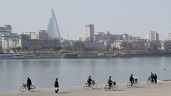 В столицата на Северна Корея град Пхенян отново е въведен