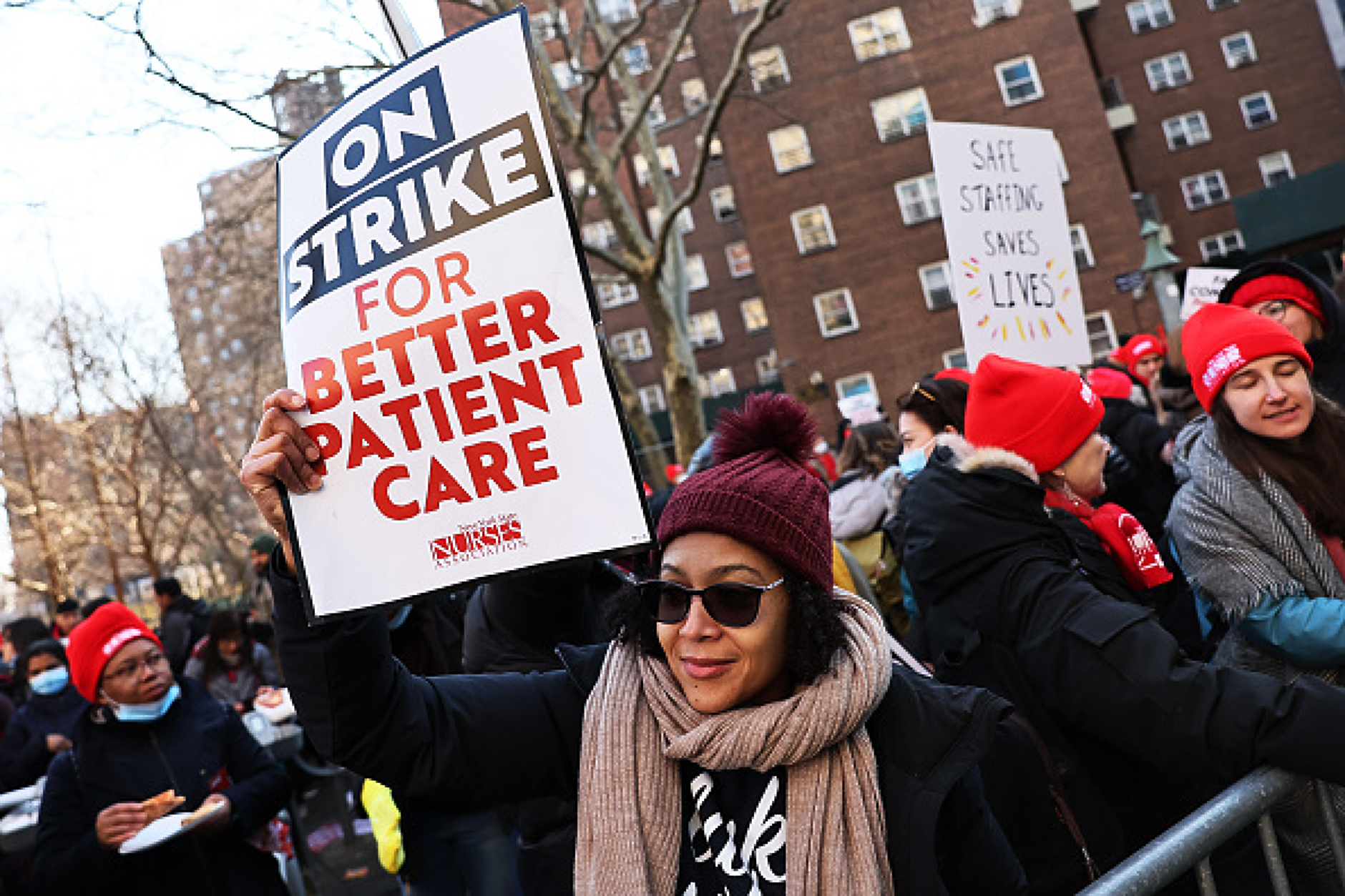 Великобритания се сблъска с най-голямата стачка на медицински сестри и спешни медици