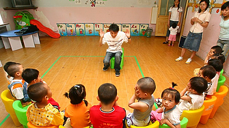 Най-населената провинция в Китай премахна ограничението двойки без брак да имат деца  
