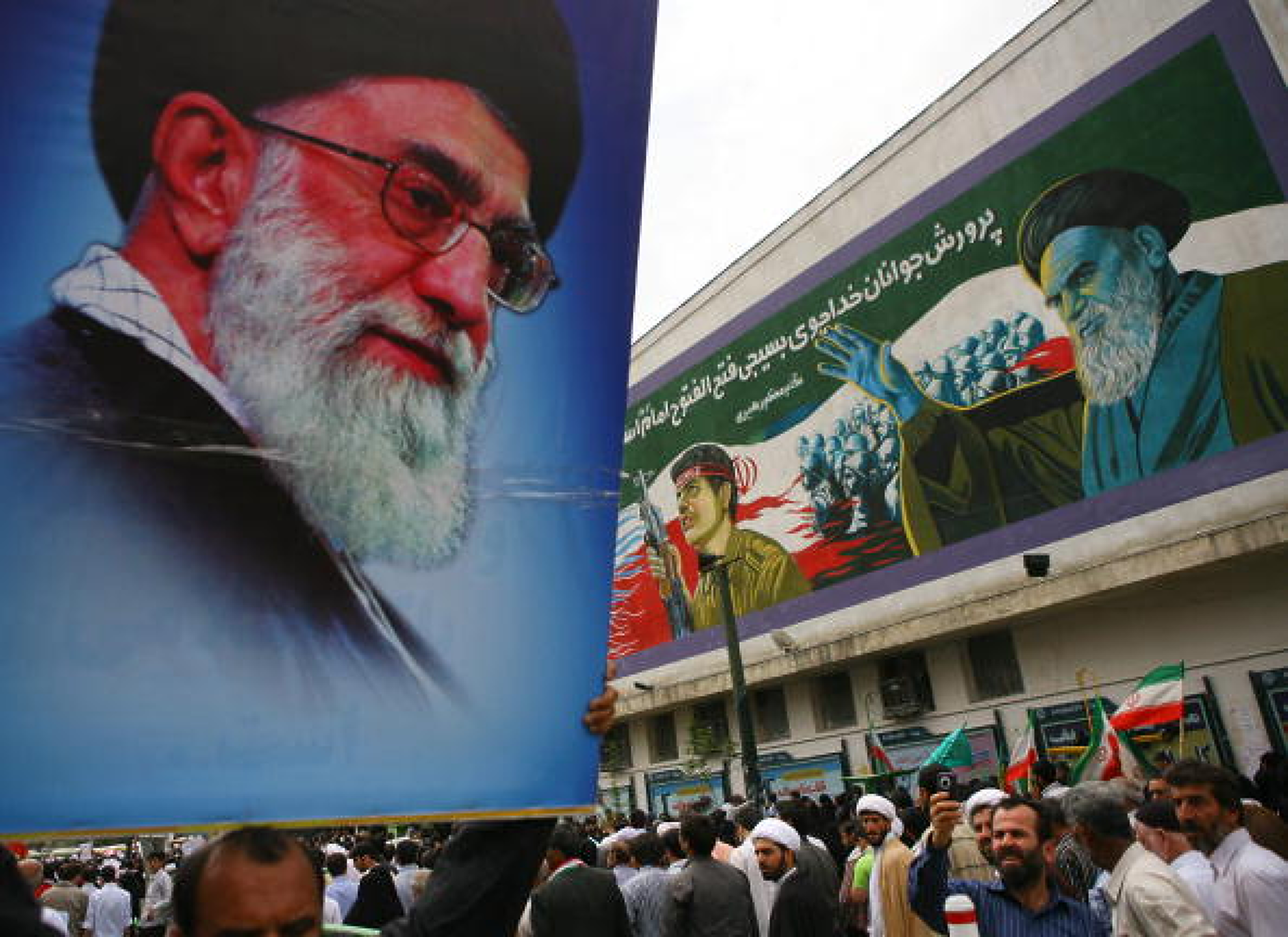 Върховният лидер на Иран помилва десетки хиляди затворници