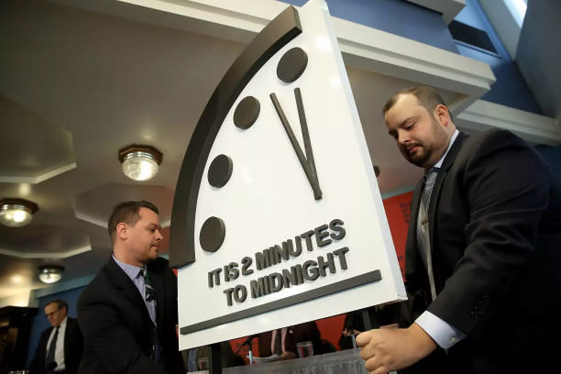 „Часовникът на Страшния съд“ показва 90 секунди до Апокалипсиса