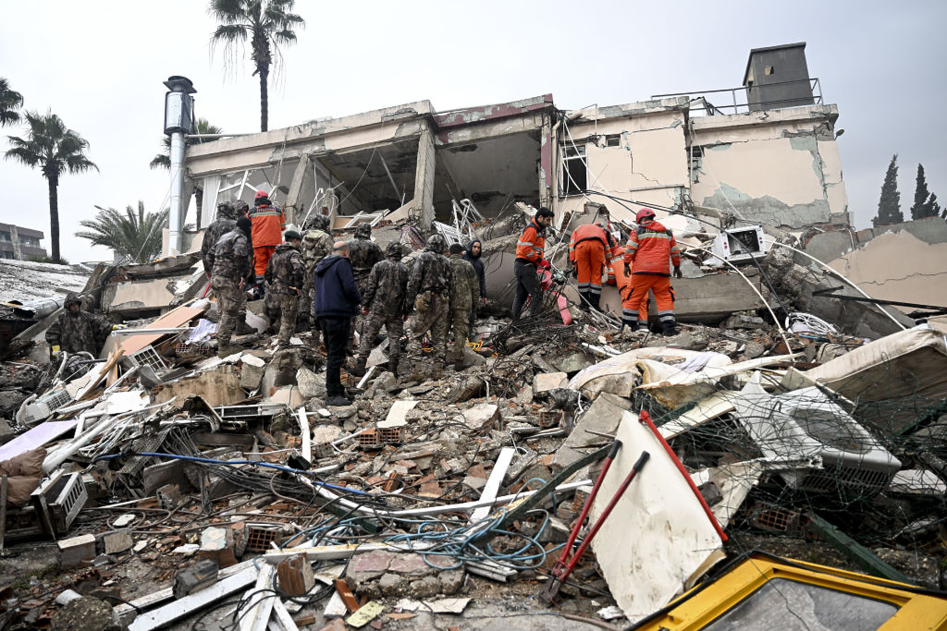 След катастрофалните земетресения: Над 4300 са жертвите в Турция и Сирия 