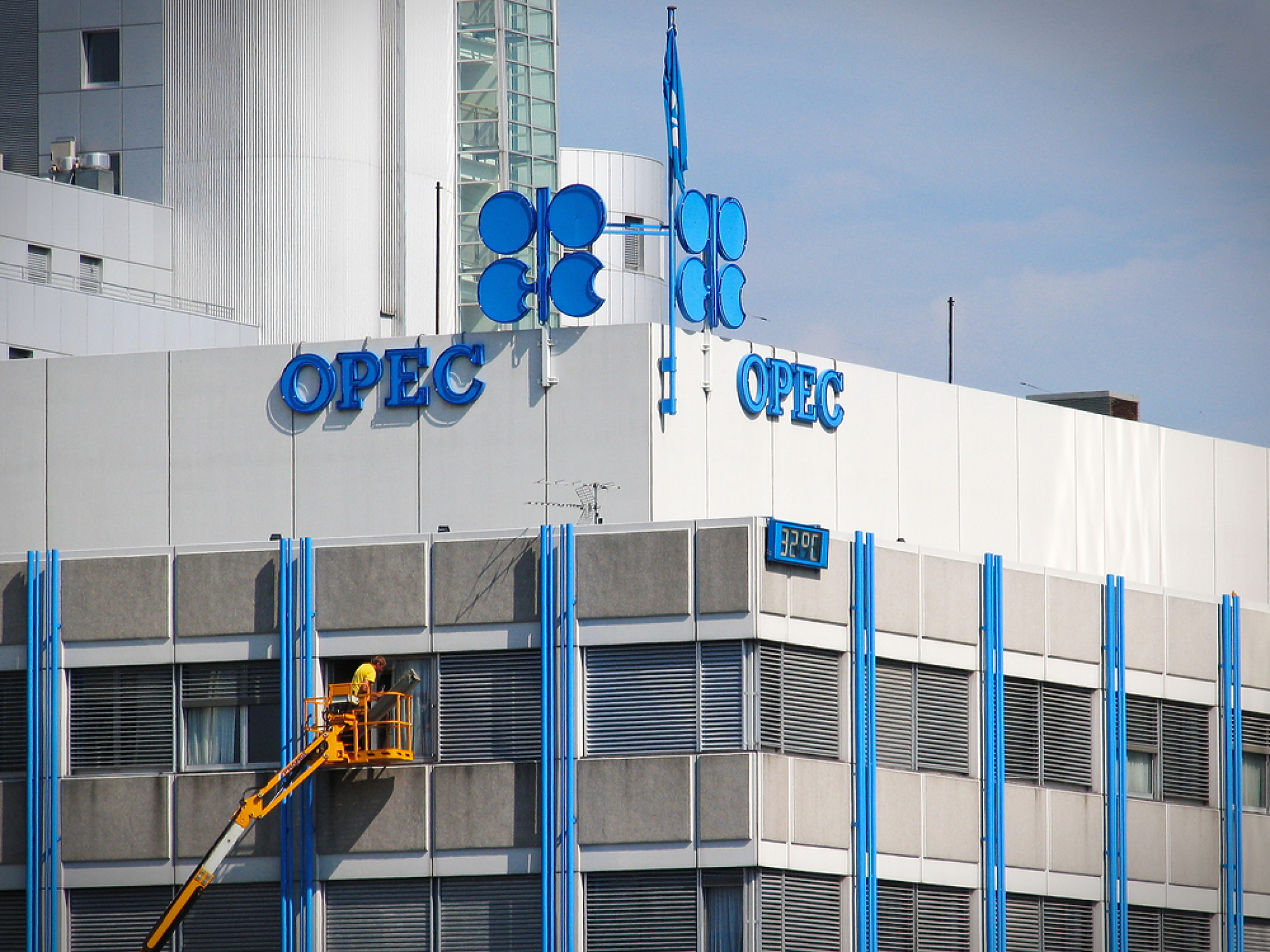 Петролът на ОПЕК падна под 82 долара за барел