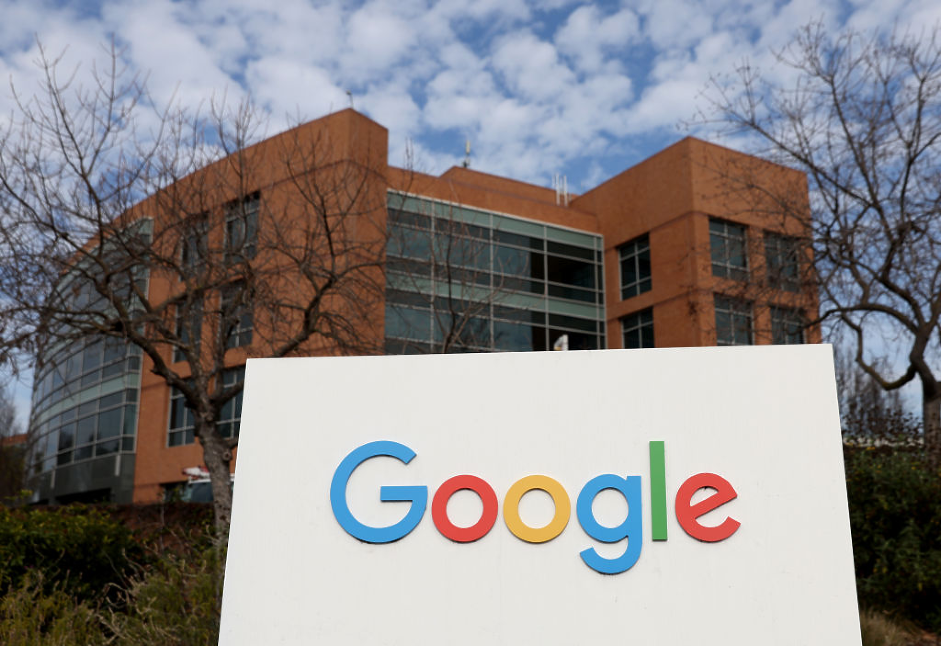 Грешка на новия чатбот на Google изтри 100 млрд. долара от капитализацията на Alphabet