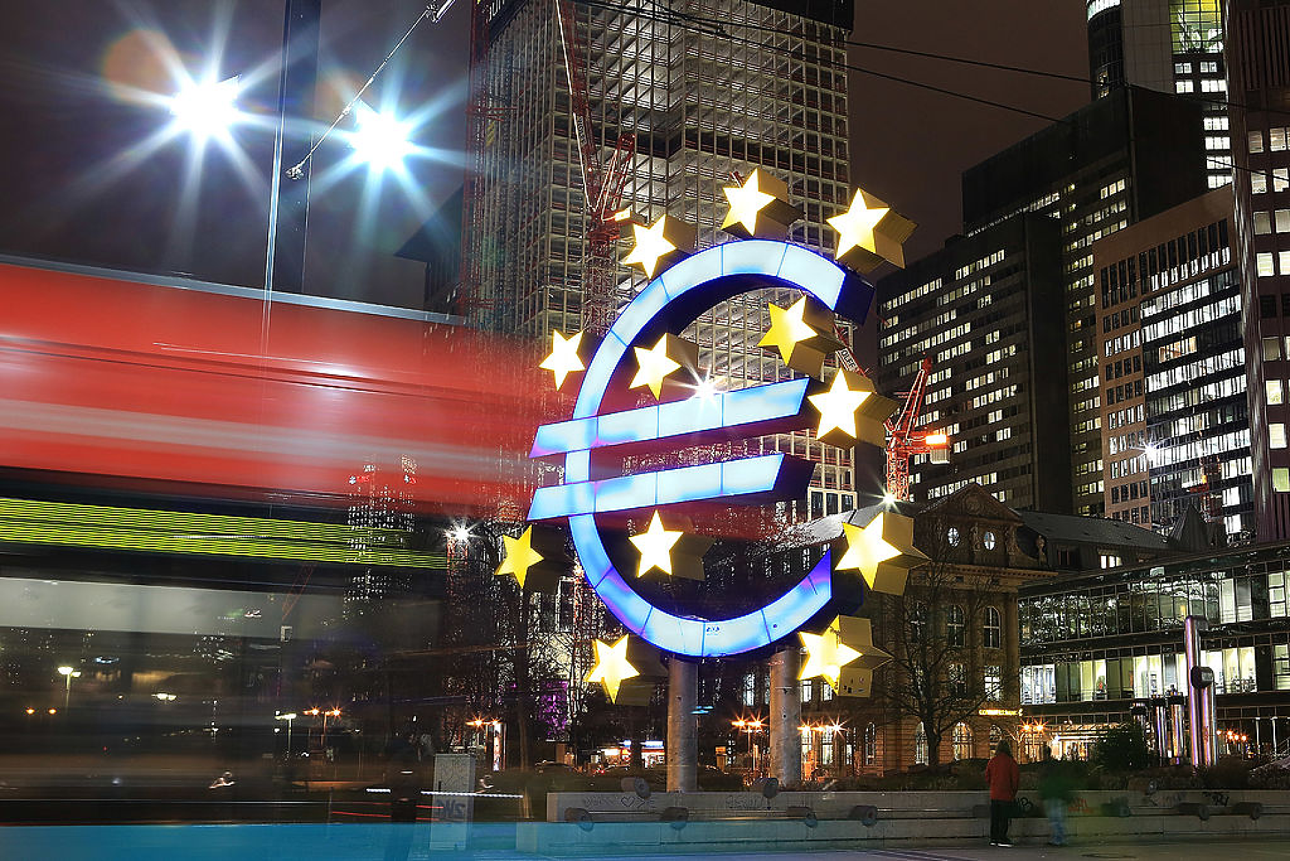 Инфлацията в еврозоната ще остане над целта на ЕЦБ до 2025 г., прогнозират икономисти