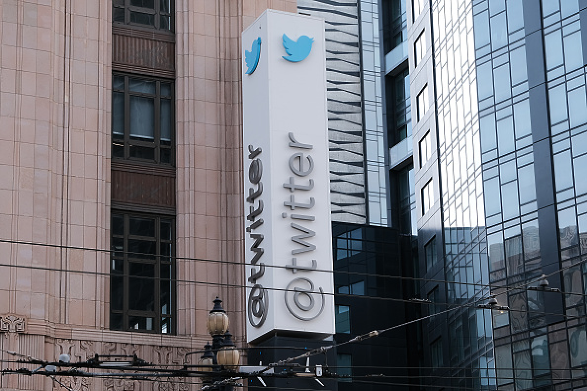 Девет дела търсят от Twitter неплатени сметки общо за 14 млн. долара 