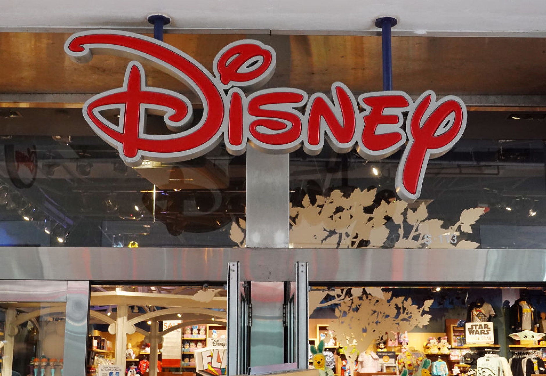 Disney съкращава 7000 работни места
