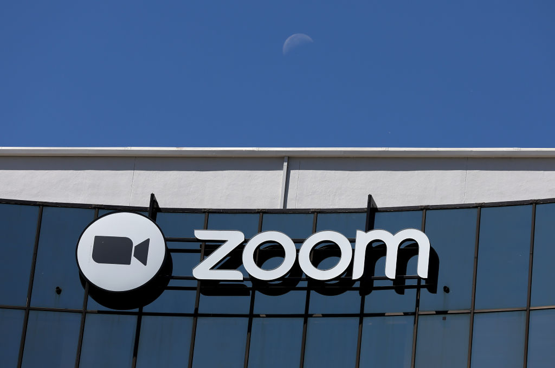 Шефът на Zoom обяви съкращения на персонала и оряза заплатата си с 98%