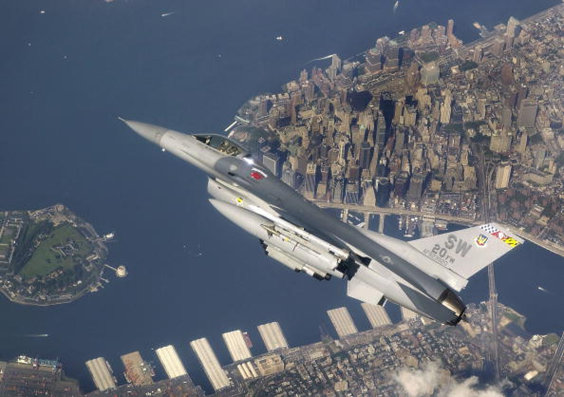 Изтребител F-16 летя 17 часа под контрола на изкуствен интелект