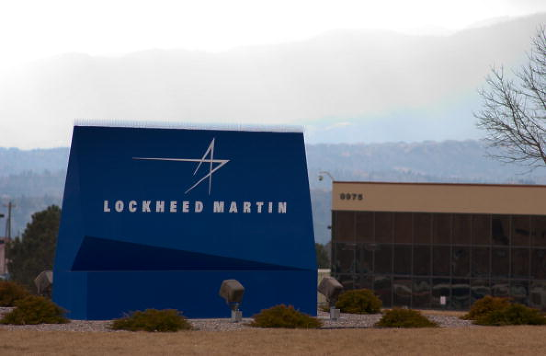 Китай санкционира американските оръжейни компании Lockheed Martin и Raytheon