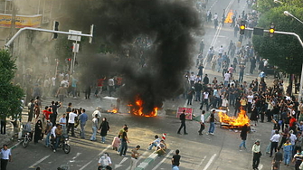 Протестиращите в Иран излязоха по улиците на множество градове тази