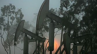 Петролът се насочва към седмичен спад на фона на опасенията за лихвите в САЩ