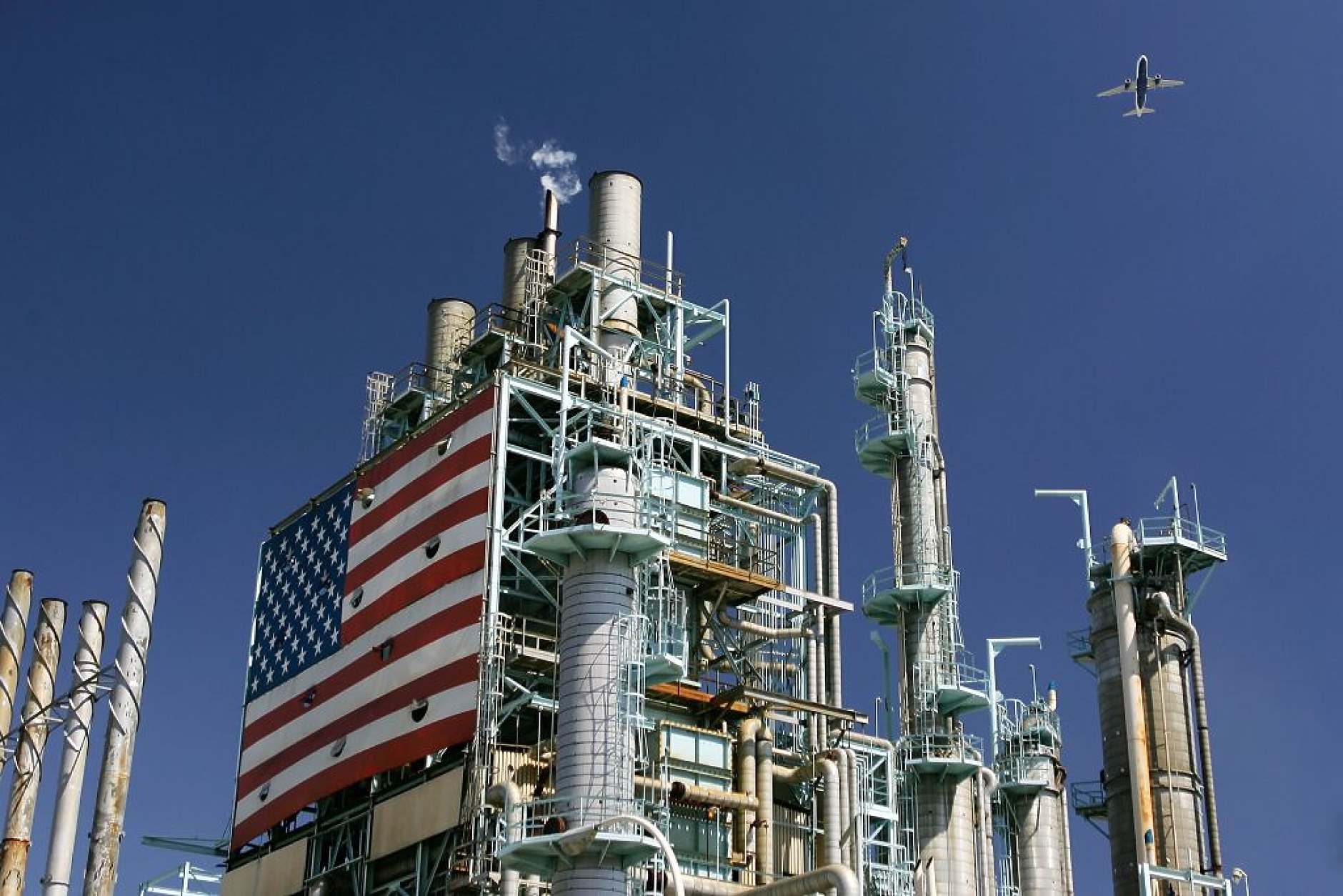 Цените на петрола спаднаха заради ръста на запасите в САЩ