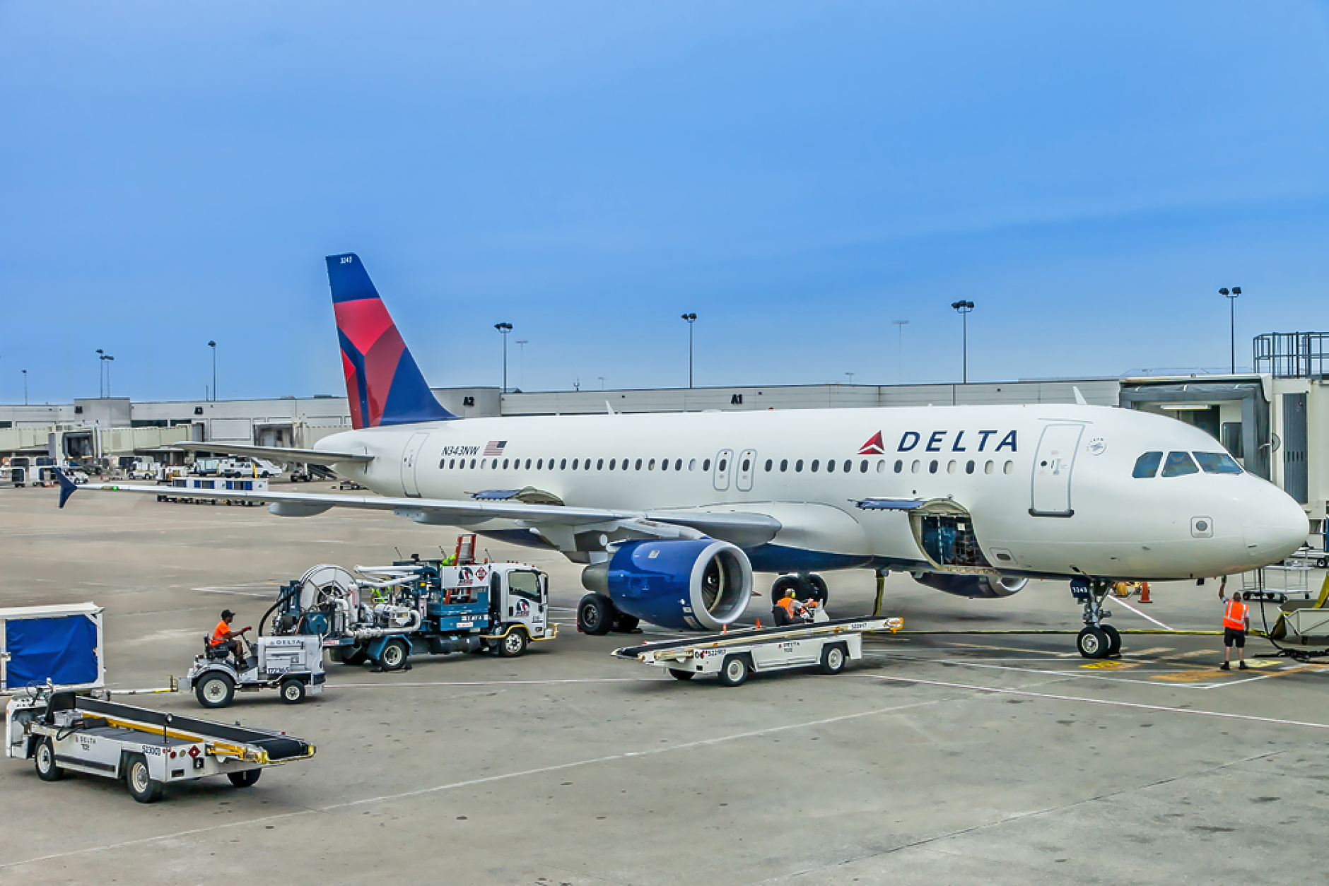 Delta Air вдига заплатите на служителите си втори път за година  