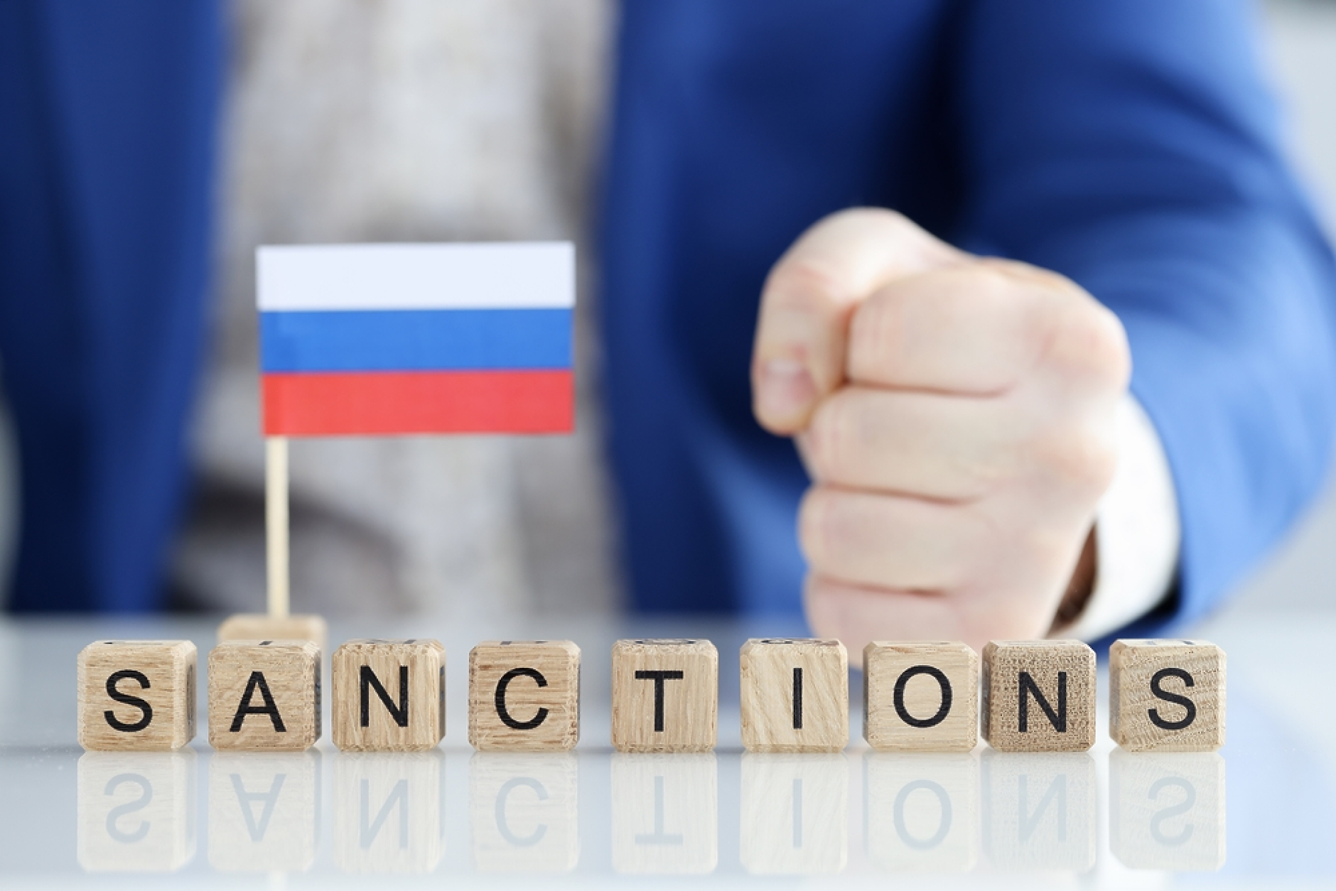 Великобритания  въведе санкции срещу осем руски бизнесмени и шест компании