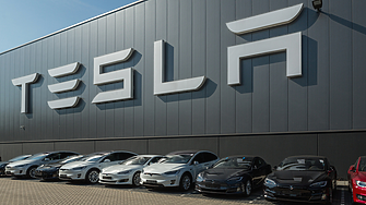  Tesla  изтегля близо 363 хил. автомобила заради дефект в софтуера за самоуправление 