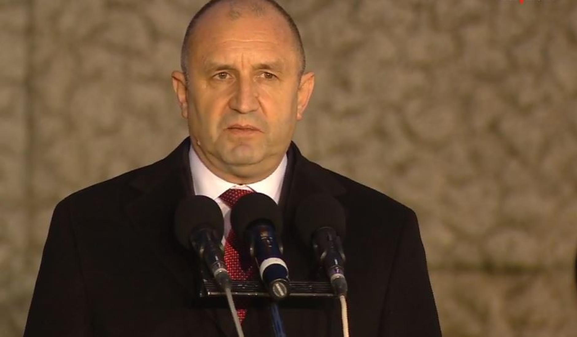Радев: Недопустимо е над България да се веят други знамена, освен българския трибагреник