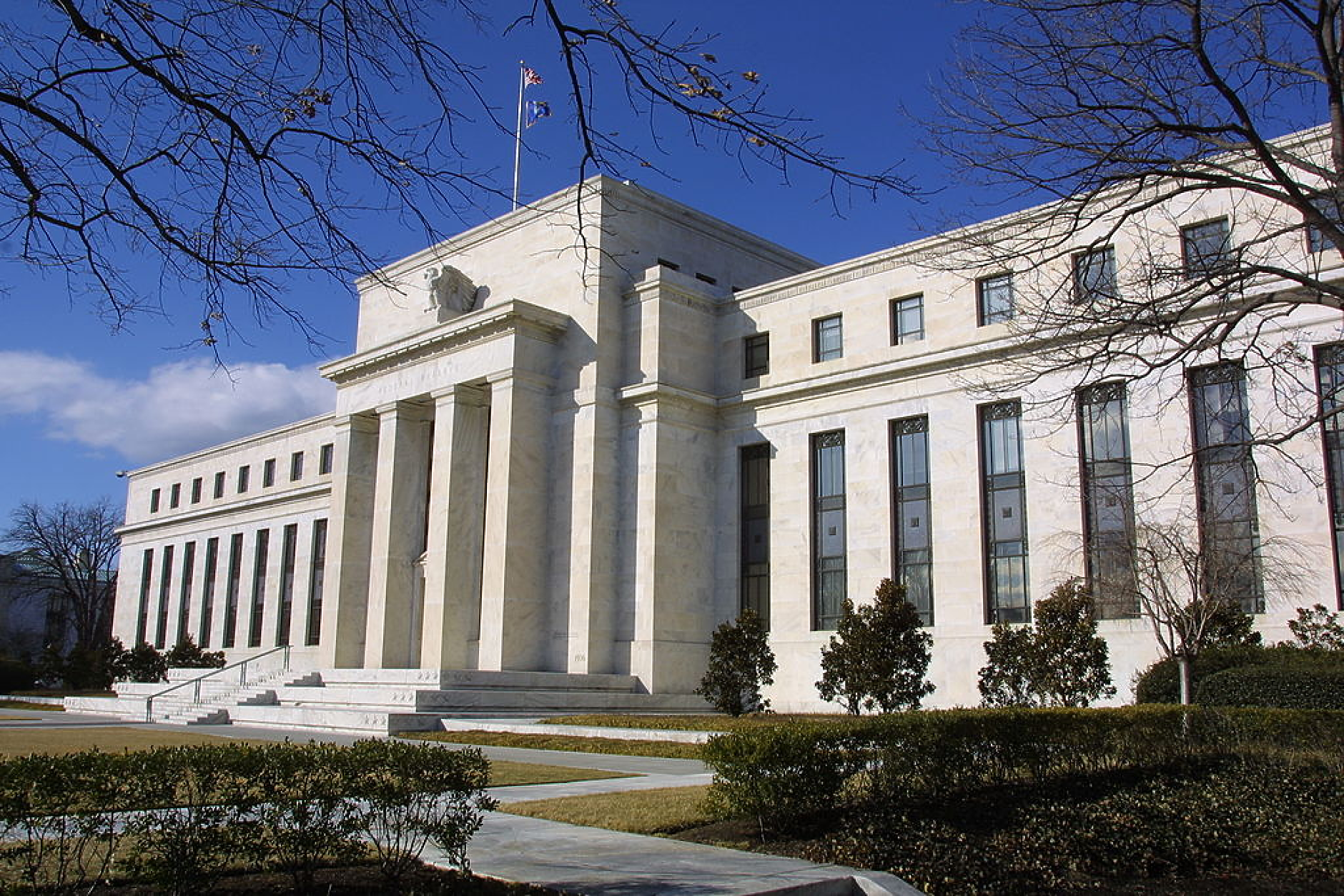 Анализ: Фед няма да може да укроти инфлацията, без да тласне икономиката на САЩ към рецесия