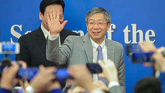 Китайският президент Си Дзинпин се готви да смени ръководството на