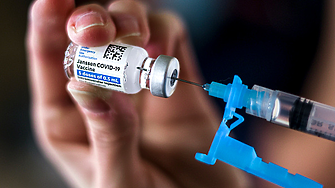 Здравният министър твърдо срещу купуване на нови COVID ваксини 