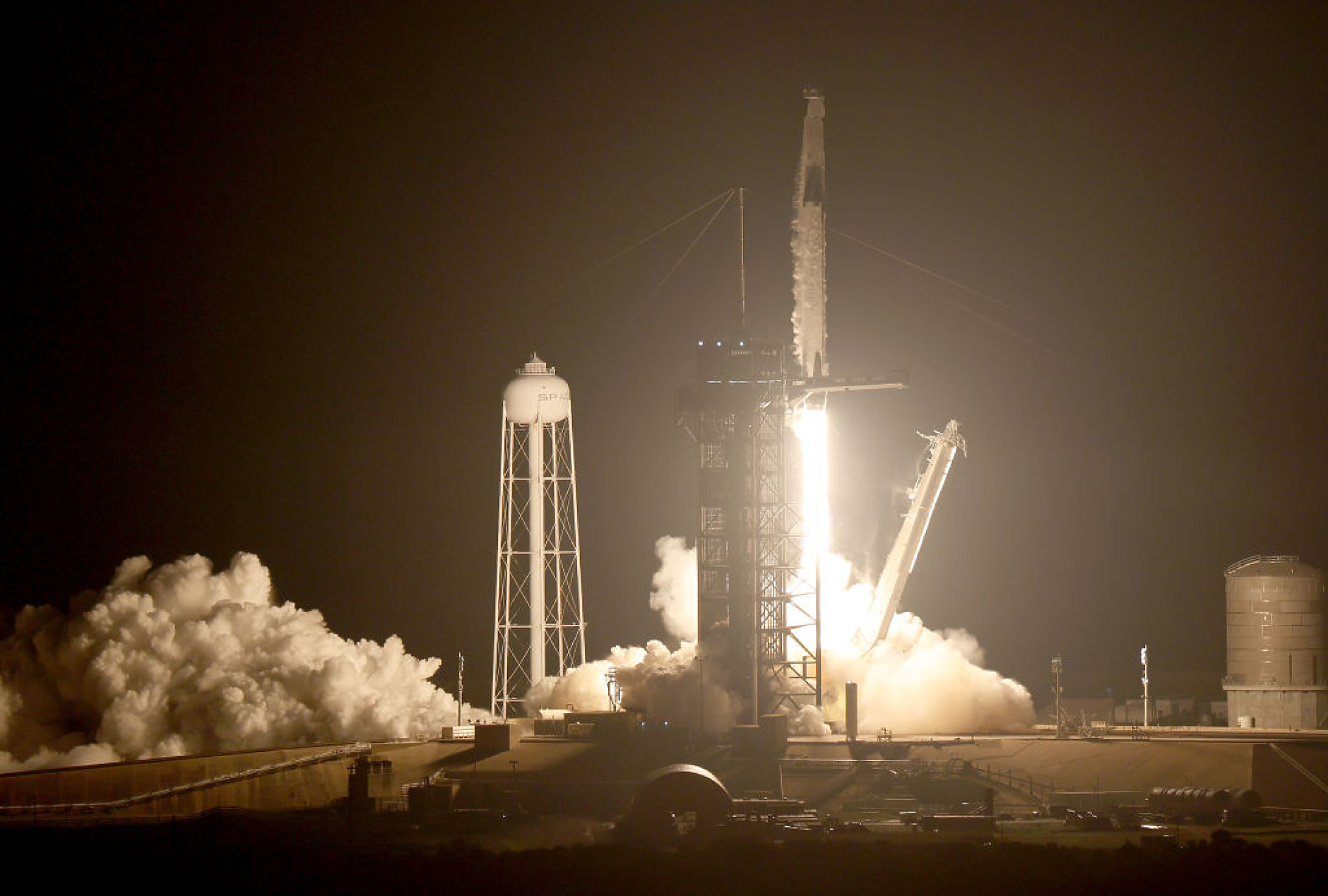 Капсула на SpaceX превози 4-членен екипаж до Международната космическа станция