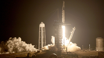 Капсула на SpaceX превози 4-членен екипаж до Международната космическа станция