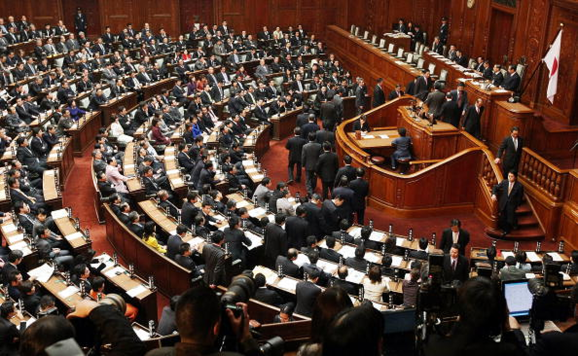 Опозицията в Япония притиска правителството със законопроект за  еднополови бракове