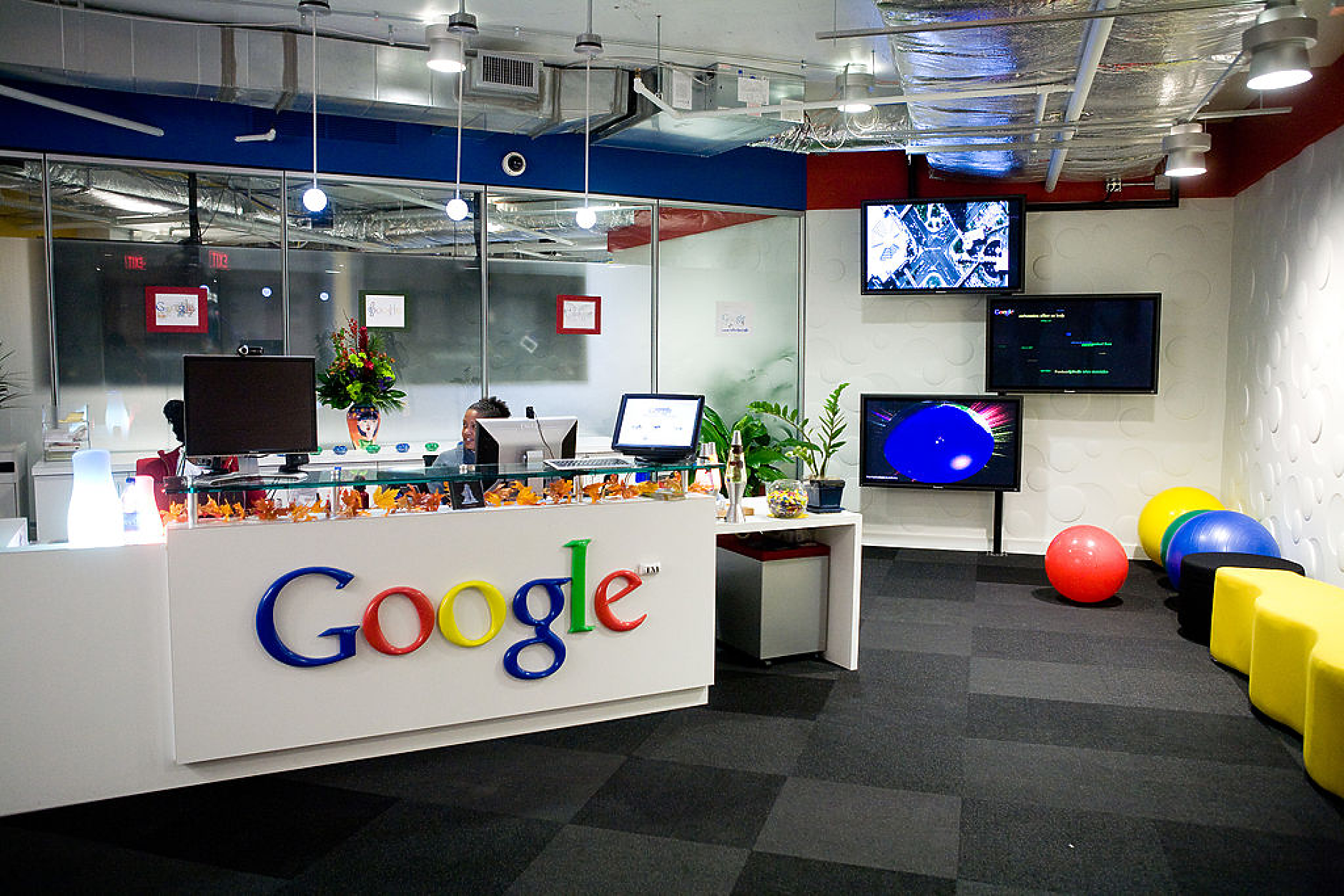 Google иска от свои служители да делят бюра