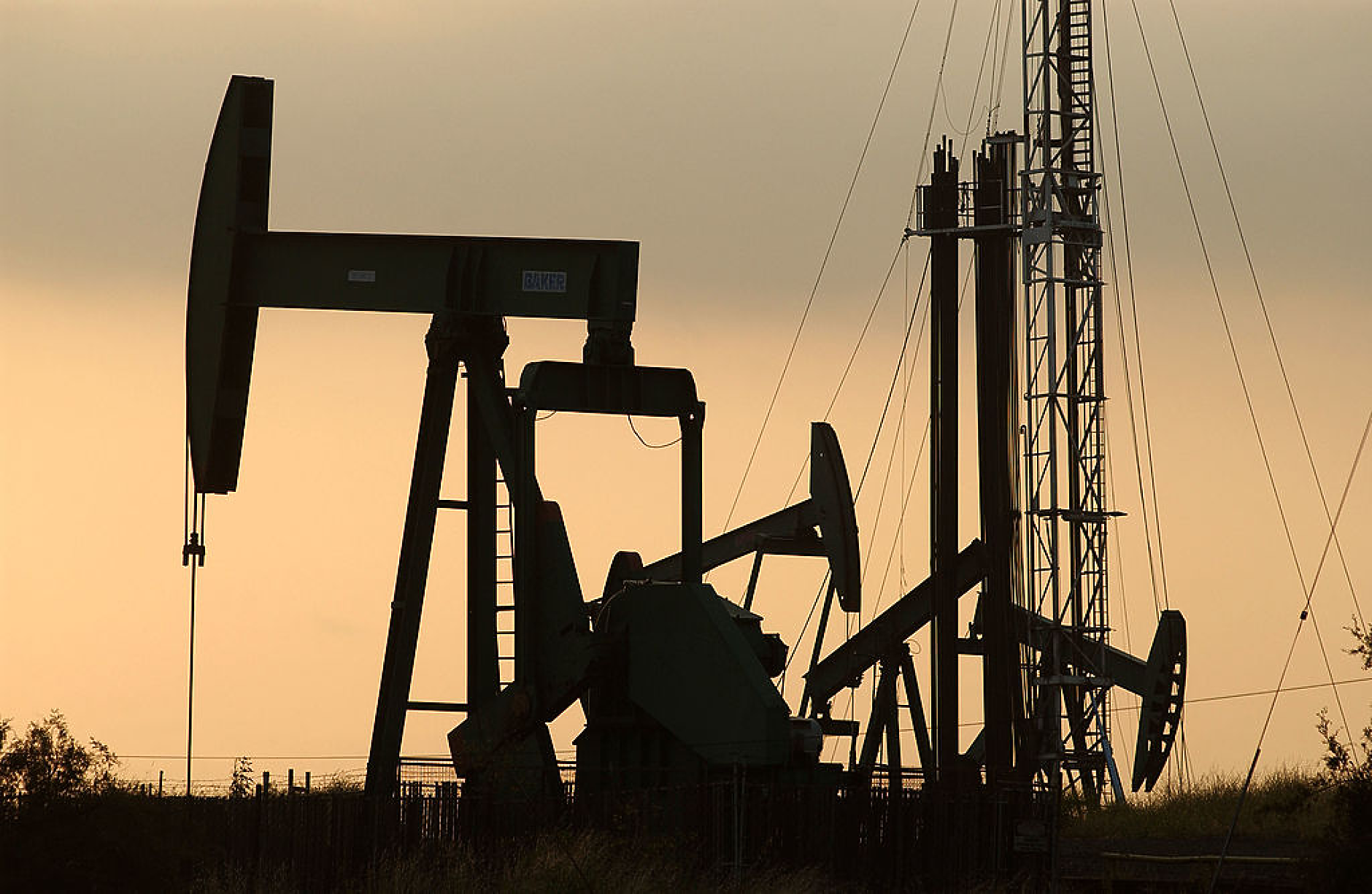 Петролът се е насочил към най-големия си седмичен спад от началото на февруари